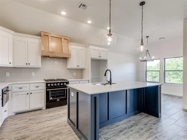 12417 Dolche Vita DR, Yukon, OK 73099