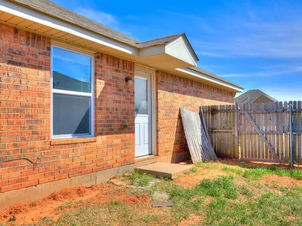 609 E Linden LN, Mustang, OK 73064