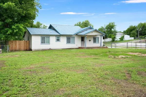 825 W Colorado AVE, Chickasha, OK 73018