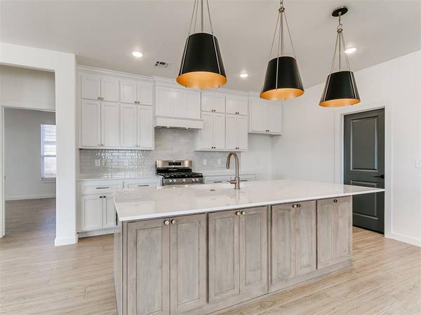 7701 Three Woods LN, Yukon, OK 73099