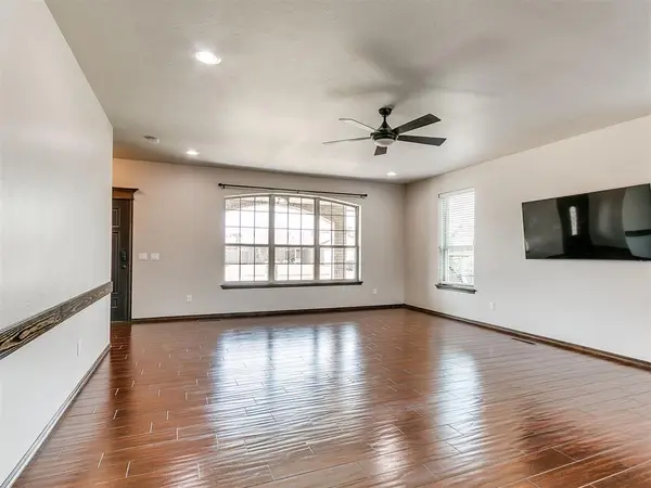 613 SW 7th St, Moore, OK 73160