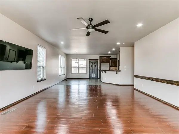 613 SW 7th St, Moore, OK 73160