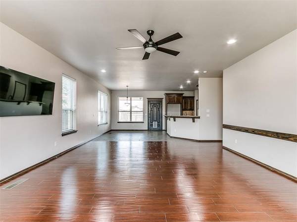 613 SW 7th St, Moore, OK 73160