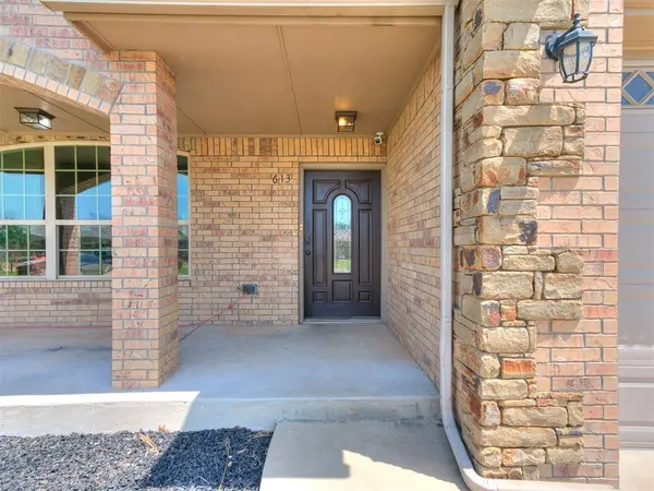 613 SW 7th St, Moore, OK 73160