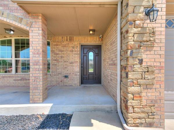 613 SW 7th St, Moore, OK 73160