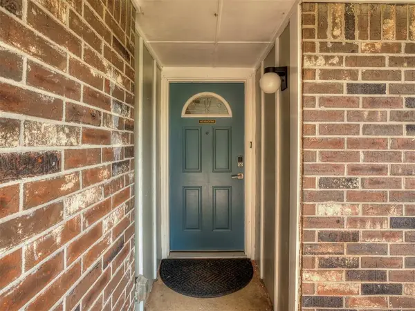 10425 Dover DR, Yukon, OK 73099