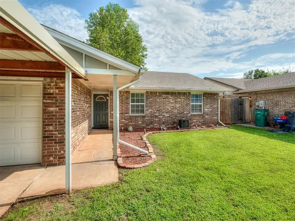10425 Dover DR, Yukon, OK 73099