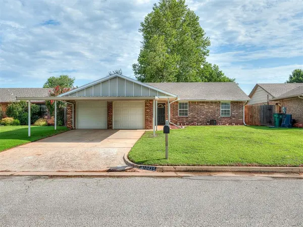 10425 Dover DR, Yukon, OK 73099