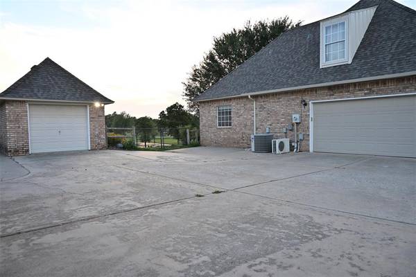 2077 Clearwater DR, Choctaw, OK 73020