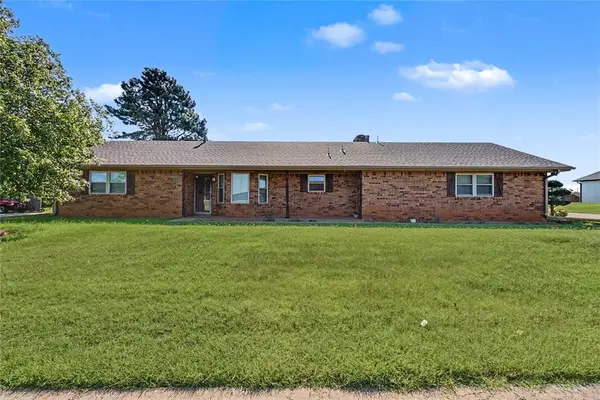 123 W Quail DR, Cordell, OK 73632