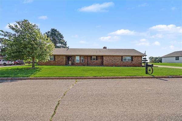 123 W Quail DR, Cordell, OK 73632
