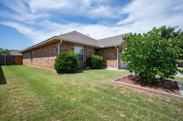 10716 SW 33rd TER, Yukon, OK 73099