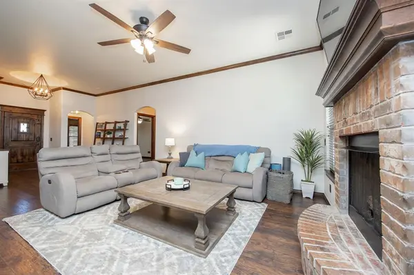 18121 Haslemere LN, Edmond, OK 73012