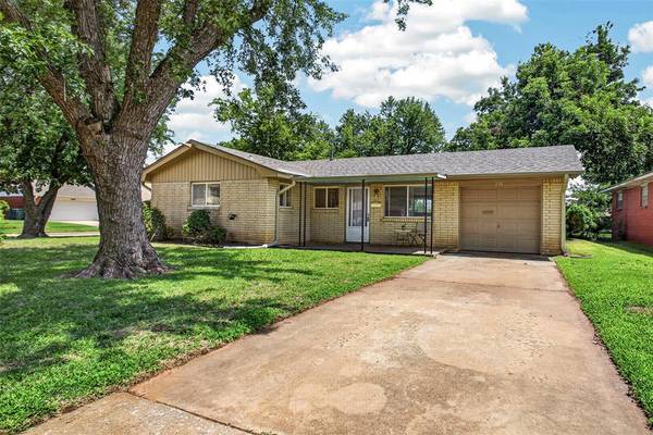 236 Southern PL, Edmond, OK 73013