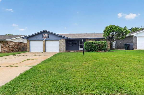 811 Ridgeway DR, Yukon, OK 73099