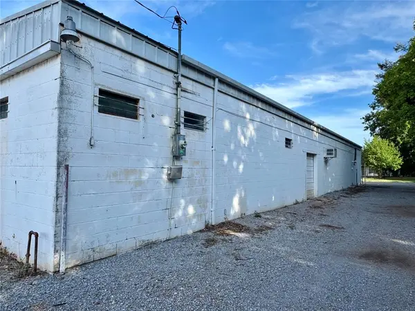 202 W Iowa AVE, Chickasha, OK 73018