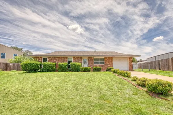 1402 Sherry CT, Elk City, OK 73644