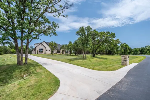 4200 Grand Timber DR, Edmond, OK 73034