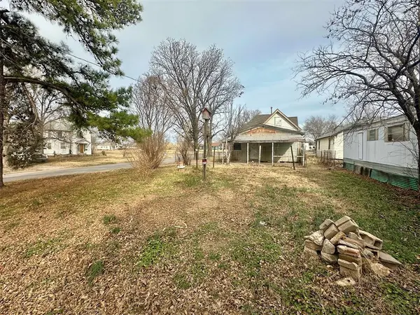 323 W 3rd ST, Watonga, OK 73772