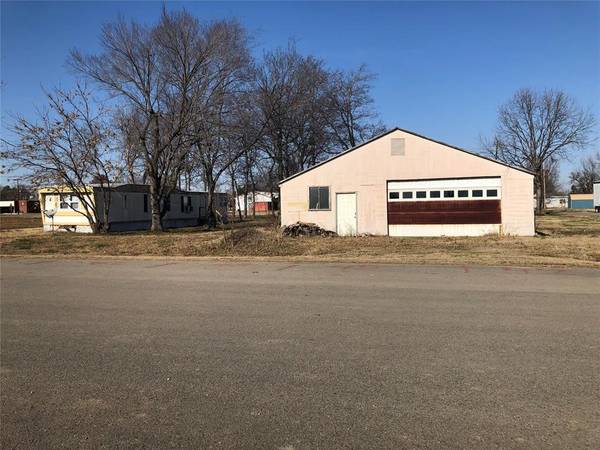105 E Muskogee AVE, Porum, OK 74455