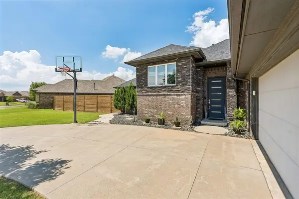 17336 Shadow Hawk LN, Edmond, OK 73012