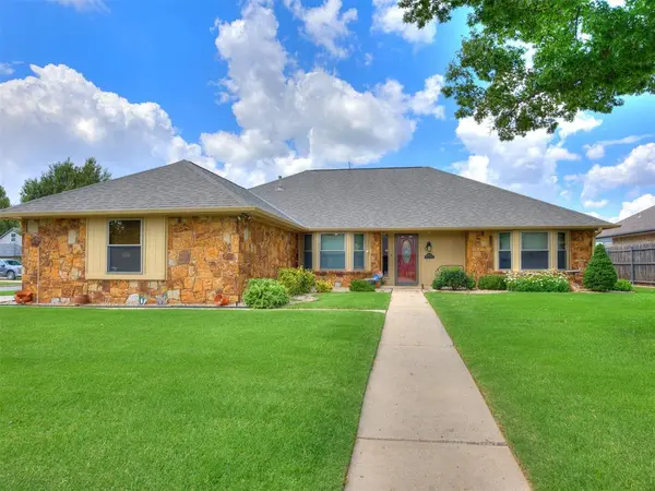 8201 Canna LN, Oklahoma City, OK 73132