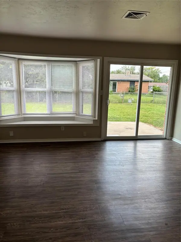 624 SW 12th ST, Moore, OK 73160