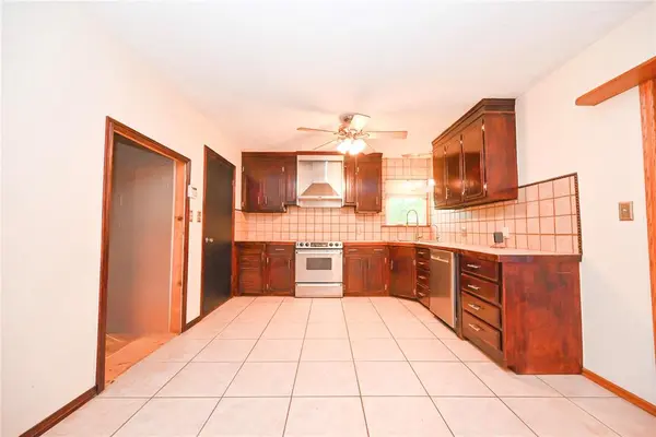 27 Shannon DR, Chickasha, OK 73018
