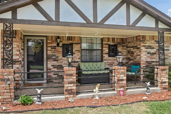 1209 NE 6th ST, Moore, OK 73160