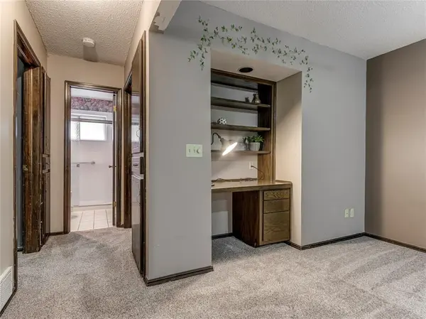 1048 NW 6th PL, Moore, OK 73160