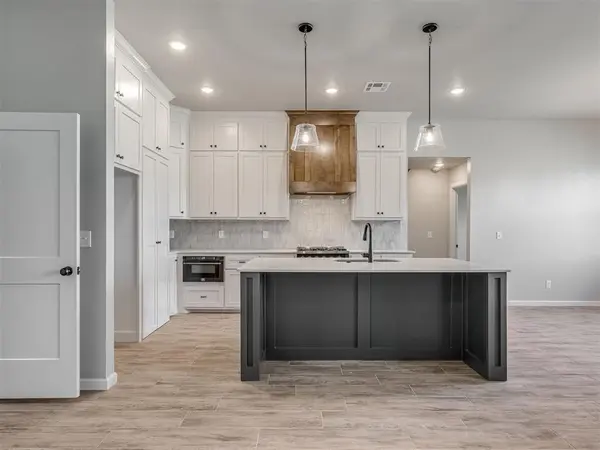 4901 Misty Wood LN, Mustang, OK 73064