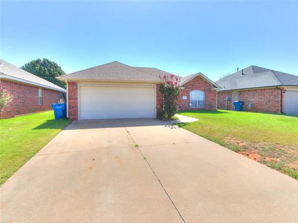 404 S Castle Ridge LN, Mustang, OK 73064