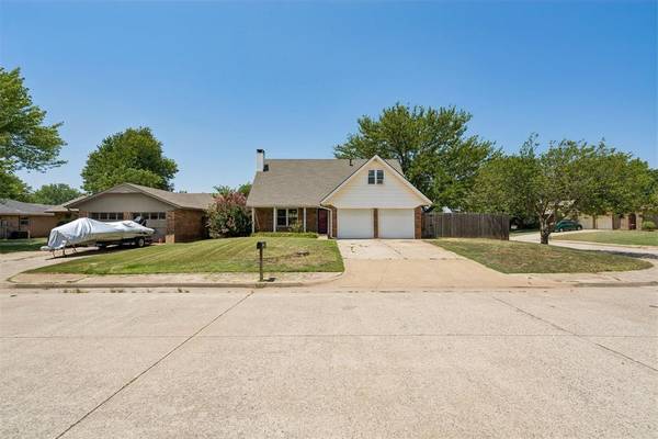 808 Miller DR, Yukon, OK 73099