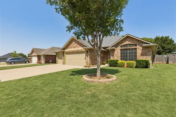 4621 Oasis LN, Yukon, OK 73099