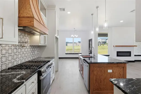 2436 Canyon CIR, Blanchard, OK 73010