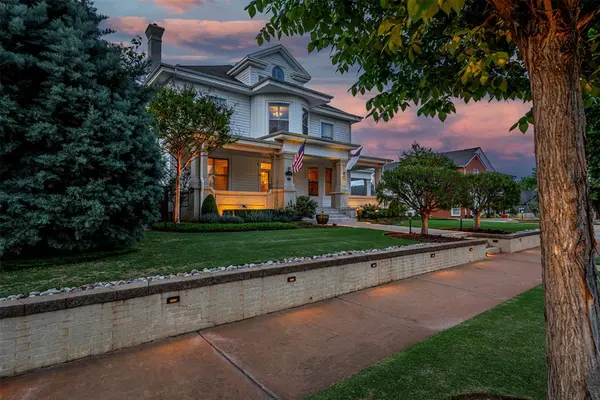 716 E NOBLE AVE, Guthrie, OK 73044
