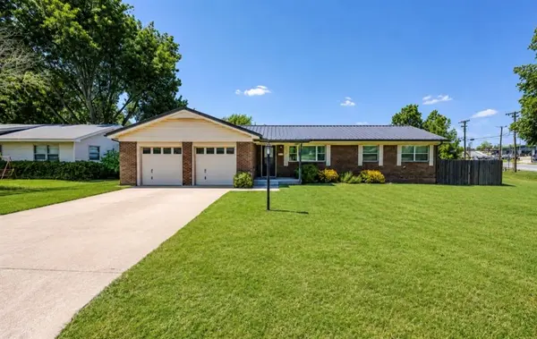 2 Shannon DR, Chickasha, OK 73018