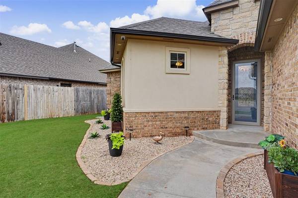 4600 Kentucky Ridge DR, Mustang, OK 73064