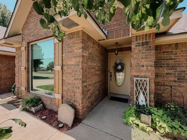 212 S Vernon AVE, Hinton, OK 73047