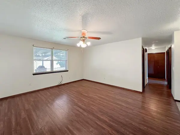 1049 NW 25th ST, Moore, OK 73160