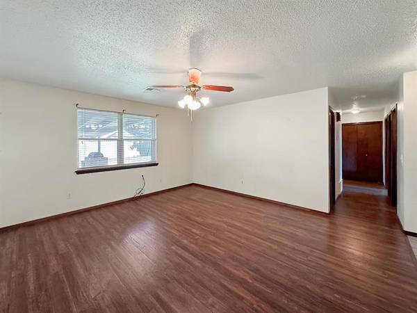 1049 NW 25th ST, Moore, OK 73160