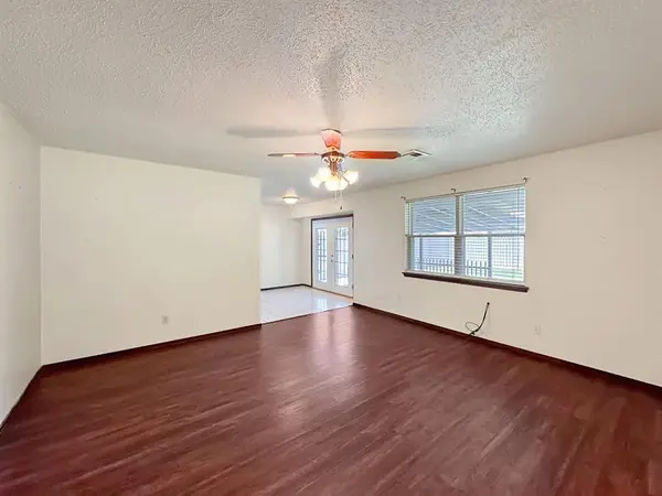 1049 NW 25th ST, Moore, OK 73160