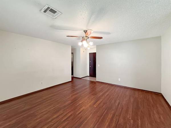 1049 NW 25th ST, Moore, OK 73160