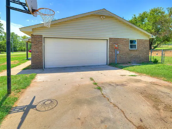 5704 Earl DR, Shawnee, OK 74804
