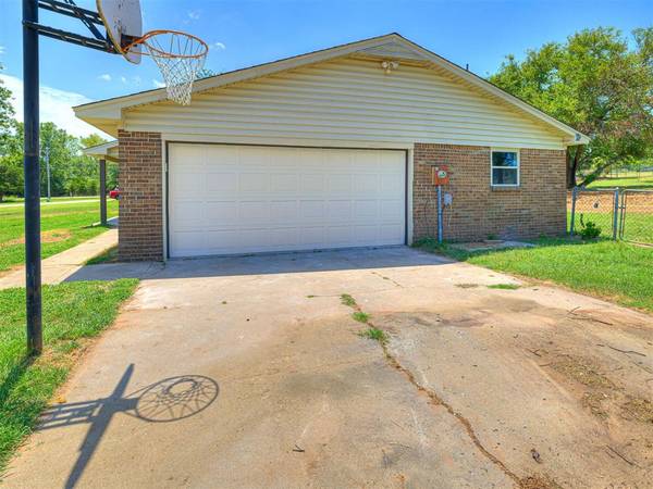5704 Earl DR, Shawnee, OK 74804