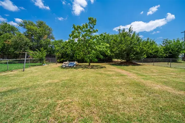 2516 Queensbury RD, Moore, OK 73160