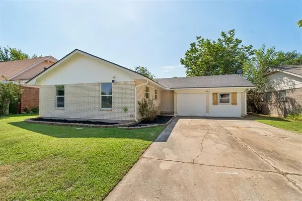 602 Crestmoor DR, Moore, OK 73160