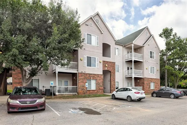 2200 N Classen BLVD #6126, Norman, OK 73071