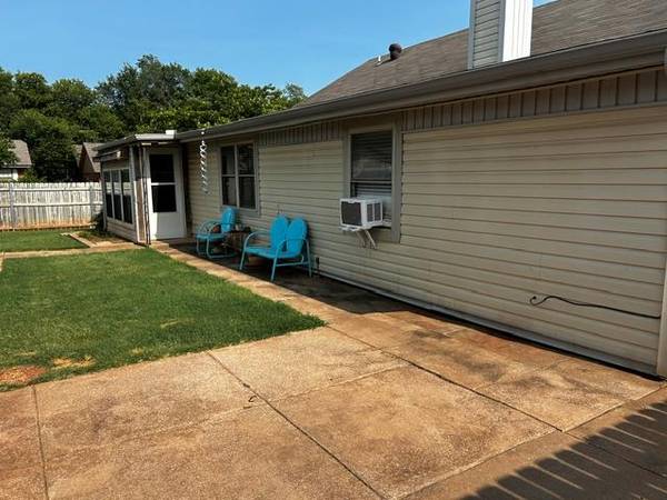 2309 NE 8th ST, Moore, OK 73160