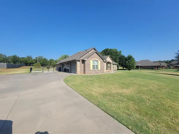 8319 Shadow Lake DR, Blanchard, OK 73010